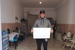 José Antonio López se ha visto obligado a vivir en esta cochera.