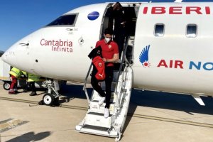 La expedición del Almería a su llegada, el sábado, a Huesca.