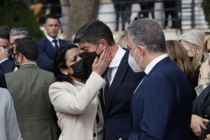 Marta Bosquet, presidenta del Parlamento andaluz, consuela a Juan Marín, vicepresidente de la Junta.