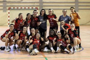 Las jugadoras roqueteras celebrando la victoria.