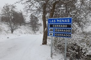 La carretera de Las Menas permanece cortada al tráfico.