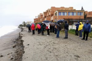 Los vecinos de la zona naturista de Vera Playa se manifiestan para pedir actuaciones de urgencia