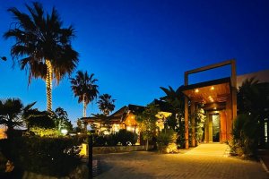 Imagen de la entrada del restaurante Lua Puerto Rey.