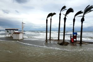 El fuerte viento provocó olas de entre 4 y 6 metros de altura en las costas