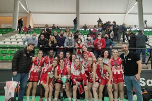 Las jugadoras rojillas luciendo sus medallas.