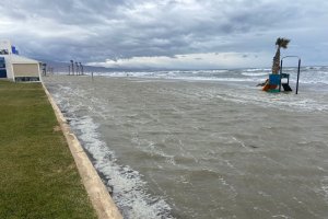 El temporal en el Paseo Marítimo de Roquetas.