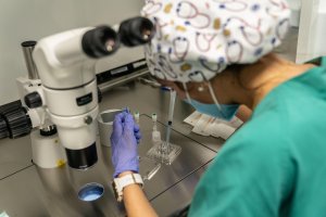 Una profesional en la unidad de reproducción asistida de Torrecárdenas.