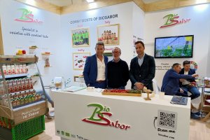 Francisco Belmonte, Presidente de Biosabor, con Ricardo Céspedes y Antonio Fernández de LA VOZ.
