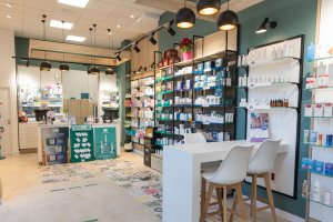 Imagen interior de la Farmacia María de Oña.