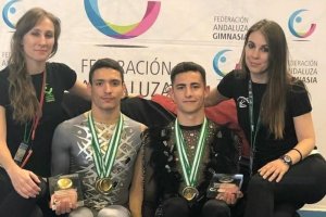 Los dos gimnastas con sus entrenadoras.