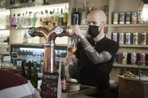 Un camarero sirve una cerveza en un bar de Pamplona.