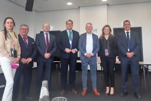 Aránzazu Martín y Manuel Gómez con los representantes de productores europeos.