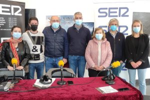 Los cofrades invitados en el programa de ayer junto al alcalde y el equipo de la Cadena SER.