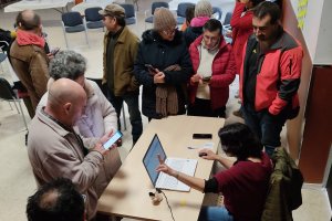 Vecinos de Almócita conociendo el uso de la moneda social.