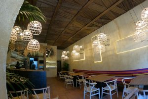 Imagen del interior de restaurante Quipu, ubicado en Calle Costa Balear, número 20.