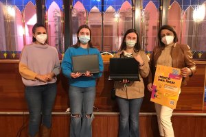 Las ganadoras reciben el premio de un ordenador, valorado en 500 euros.