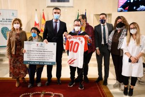 Fernández-Pacheco haciendo entrega de los vales por un deseo.