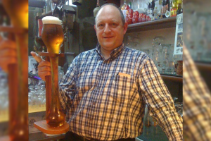 El vaso de ‘Hinner’ fue vendido y el pago se envió a Alemania para el tratamiento de su enfermedad.