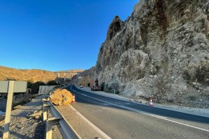 Una roca de gran tamaño ha caído a la carretera.