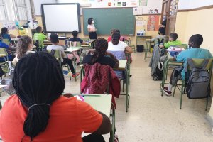 Alumnos del CEIP Virgen del Rosario de Roquetas, que no pueden estudiar religión islámica pese a que más del 60% son musulmanes.