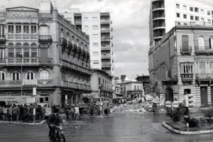 Imagen tomada la mañana del 11 de marzo de 1972 cuando terminó de derribarse el edificio Vulcano con el público expectante en la acera.