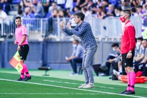 Pacheta dando instrucciones en La Rosaleda este sábado.