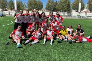 Las rojiblancas posan tras la victoria.