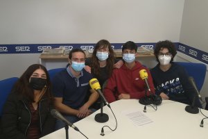 Los alumnos del equipo de debate de El Palmeral con la docente responsable.