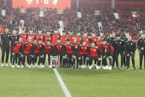 Los juveniles del Almería saltaron al césped.