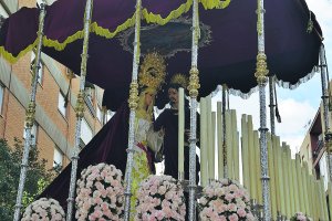 La Virgen salió en olor de multitudes desde el colegio de La Salle.