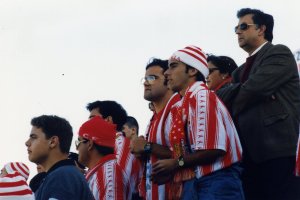 Guillermo Blanes animando desde la grada al Almería de 1996.