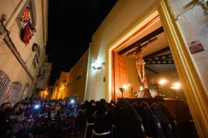 El Santo Cristo del Perdón haciendo su salida desde la Parroquia de San Ildefonso