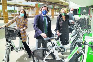 Delegados de la Junta y gerente del Consorcio se suben a la bici