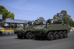 Dos vehículos 8x8 en un desfile en Viator.