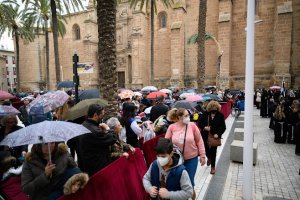 Paraguas en la Plaza de la Catedral en la tarde del Miércoles Santo.