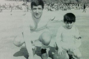 Juan Goros con la camiseta del Plus Ultra en el campo de Las Chocillas.
