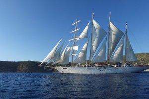 El lujoso Star Flyer, un bergantín de 4 mástiles que tiene hasta biblioteca con chimenea.