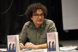 Emilio Picón, en una de las presentaciones de su novela ‘humanimal’. / Foto: Toñi Indalecio.