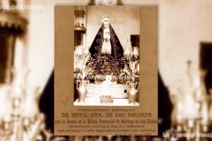 Fotografía de principios del siglo veinte de la Virgen de la Soledad, que llenaba la noche del Viernes Santo en Almería.