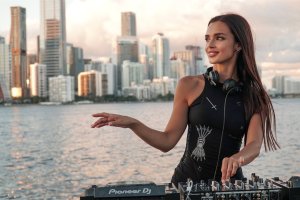 La DJ ucraniana Korolova, símbolo de la resistencia frente a la invasión rusa.