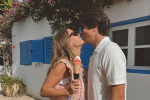 María Pombo con su pareja en Almería.