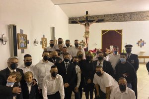 Concejales de Roquetas de Mar junto a los costaleros.