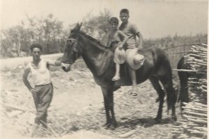 En nuestra mula, con mi hermana Isabel.