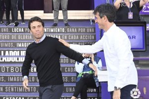 Rubi y Pacheta saludándose antes de que comenzara el encuentro.