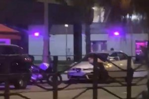 El varón tiroteado sobre un vehículo.