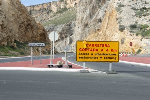 Cartel en uno de los anteriores cortes de carretera de El Cañarete.