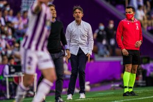 Pacheta gritando en la banda en la primera mitad del choque.