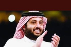 El presidente del UD Almería aplaudiendo.