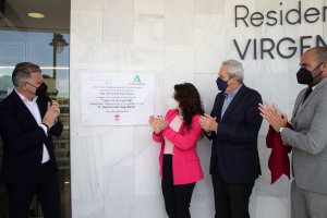 Los responsables inauguran la nueva residencia de ancianos de Vera.