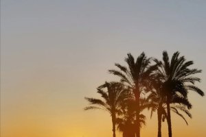 Imagen de archivo de una puesta de sol en Vera Playa, una de las zonas más turísticas del Levante Almeriense.